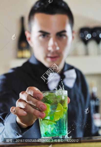 Pro酒保準(zhǔn)備雞尾酒喝黨