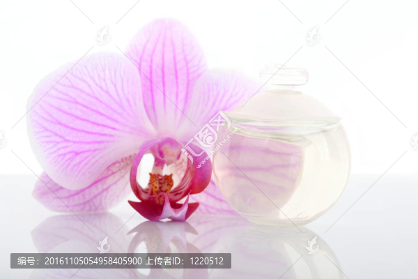 香水瓶和蘭花