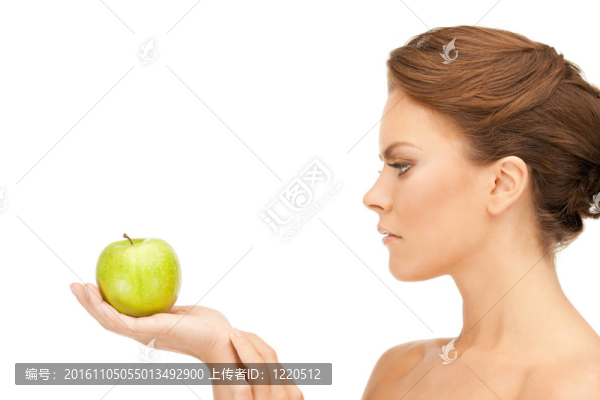 年輕美麗的女人和綠色的蘋果