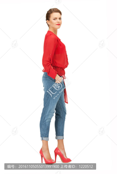 可愛的女人穿著紅色的襯衫和牛仔褲