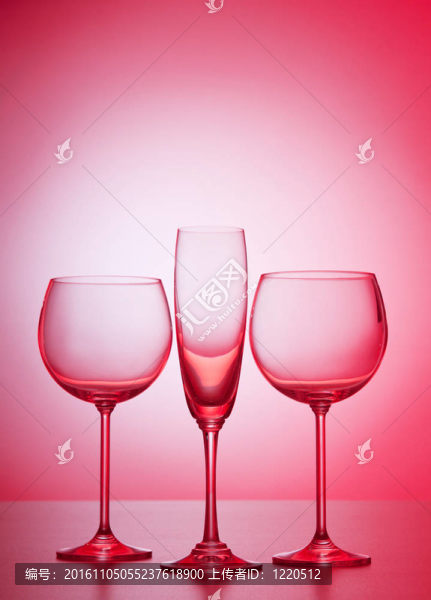 針對梯度背景的酒杯