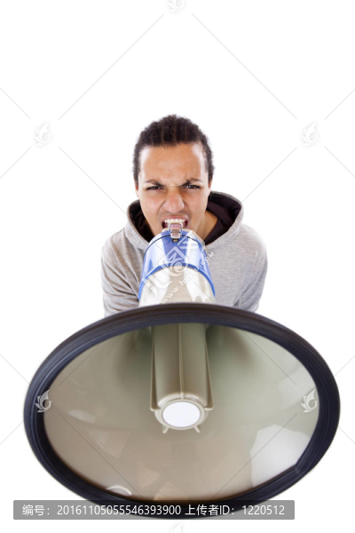 黑皮膚的非洲青年生氣地說在擴音器