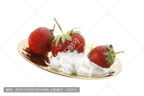 金色盤子里的草莓