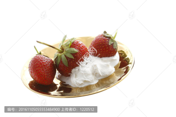 金色盤子里的草莓