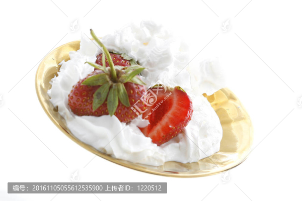 金色盤子里的草莓