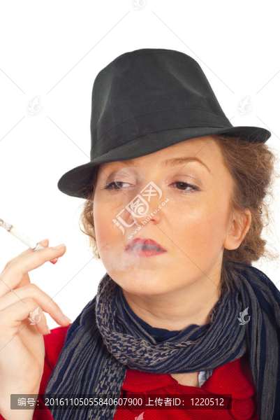 不經(jīng)意的戴帽子的女人吸煙