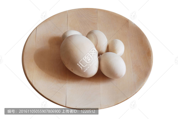 在盤子上轉(zhuǎn)動(dòng)木制的空白雞蛋