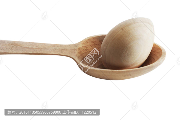 把木制空白的雞蛋在勺子超過白色