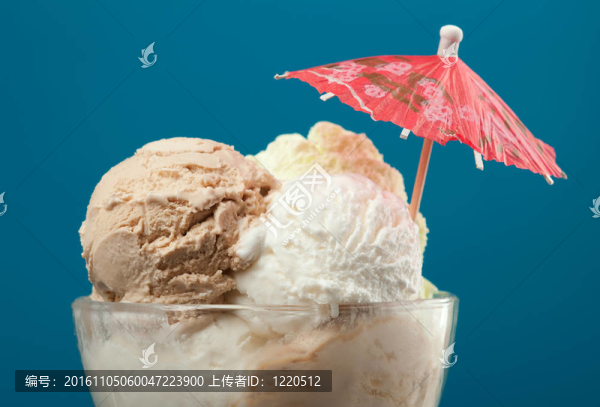 在一個玻璃花瓶里的冰淇淋。特寫