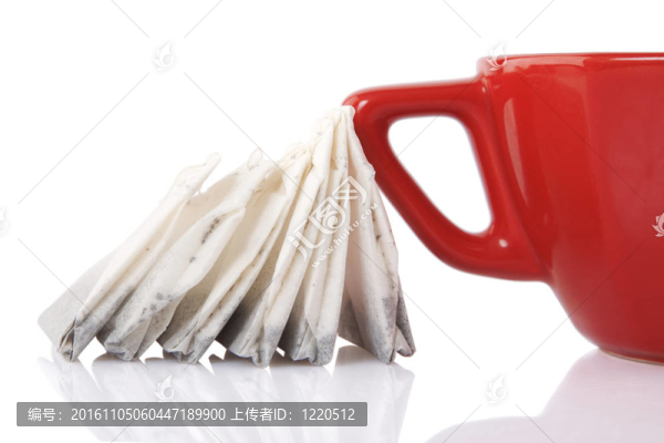 帶茶葉袋的紅色陶瓷杯