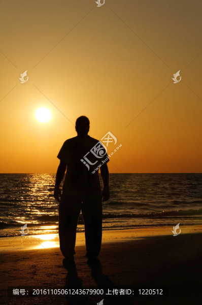 金色夕陽與人