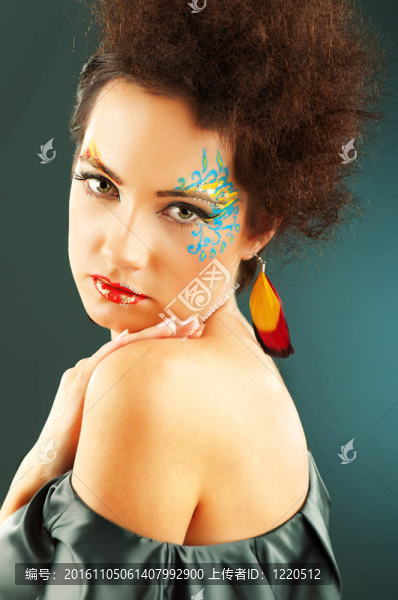 迷人的女人與時(shí)尚化妝