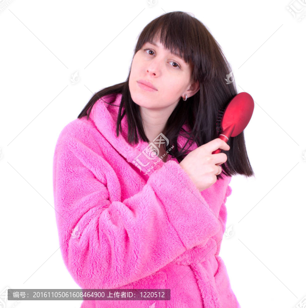 穿著長袍梳頭發(fā)的梳子的年輕女子