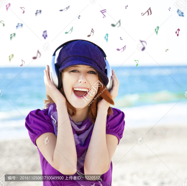 在海灘上帶著耳機和音符的女孩。