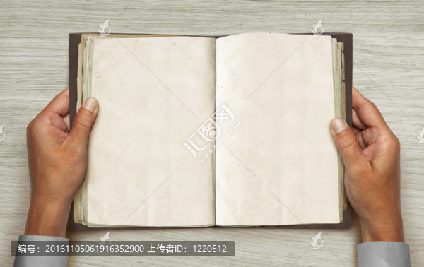 打開(kāi)老式的書(shū)