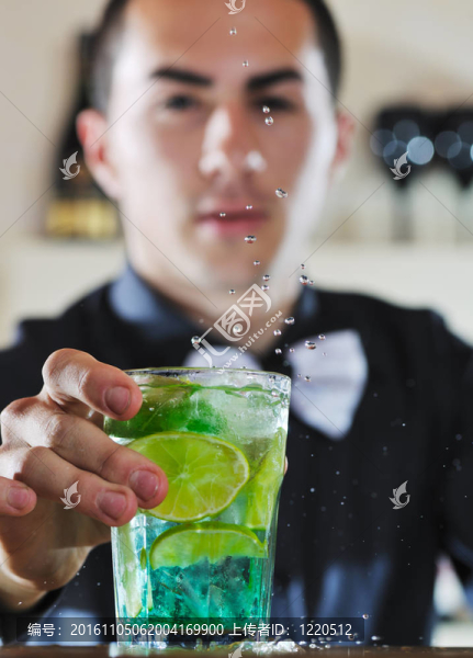 Pro酒保準(zhǔn)備雞尾酒喝黨
