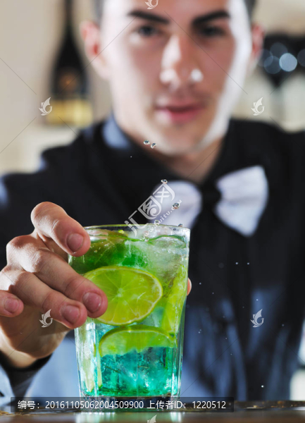 Pro酒保準備雞尾酒喝黨