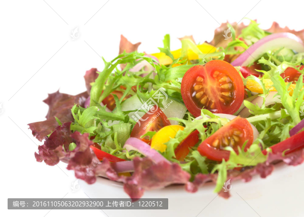 新鮮的沙拉從紅葉萵苣；苦苣（菊苣）；櫻桃番茄；紅洋蔥；黃瓜和紅、黃椒白碗白（選擇性聚焦；對櫻桃番茄哈