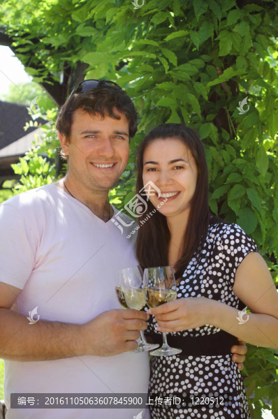 夫婦舉行白葡萄酒舉杯祝酒