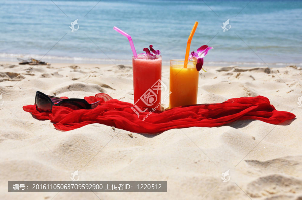 水果奶昔；熱帶海灘上的紅圍巾和太陽鏡