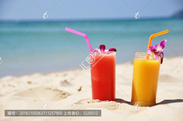 熱帶海灘上的水果奶昔