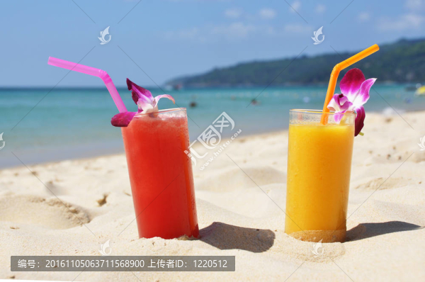 熱帶海灘上的水果奶昔