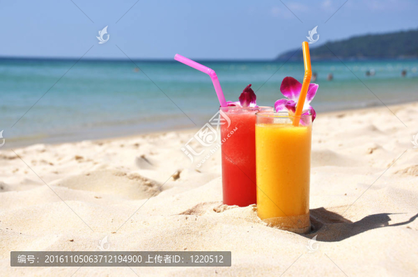 熱帶海灘上的水果奶昔