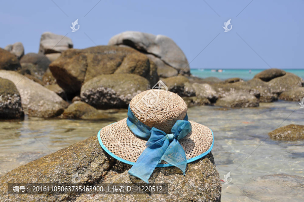 巖石上的稻草帽。泰國(guó)普吉島；