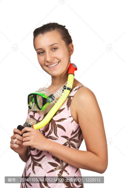 戴面具的年輕女孩在白色上潛水