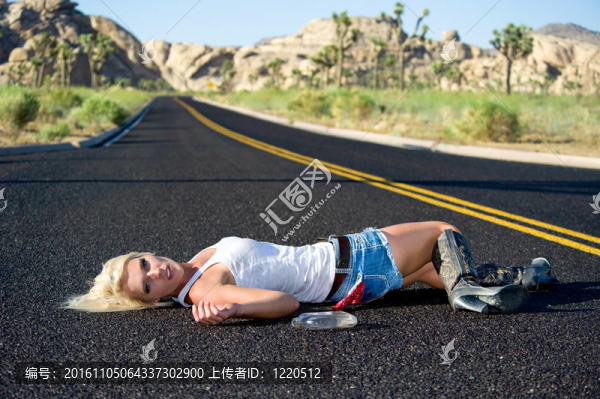 金發(fā)女子醉躺在公路上