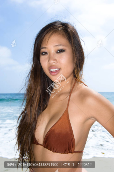 海灘上的亞洲女人