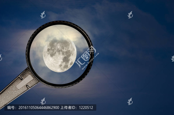 滿月和多云的天空放大鏡