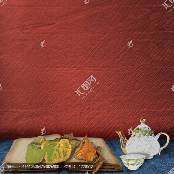 老書上有樹葉和茶壺，桌上放著一杯茶