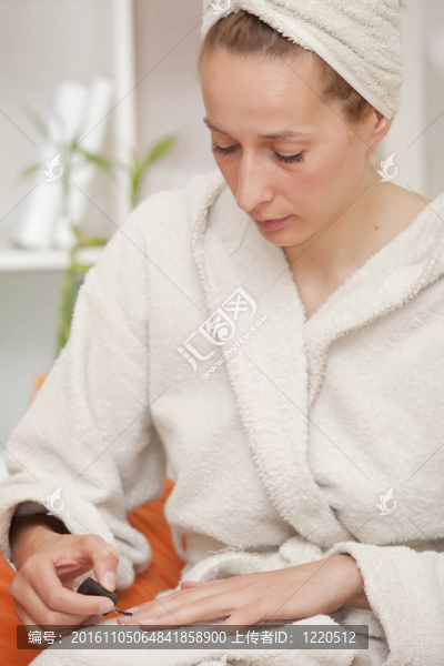 在浴衣畫指甲的女人