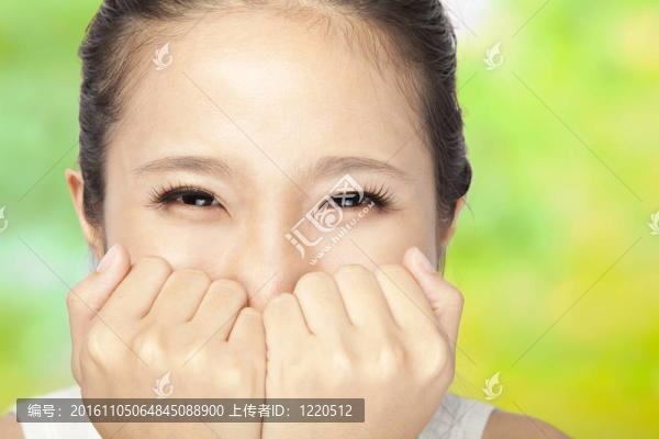 帶著微笑的眼睛的年輕女人