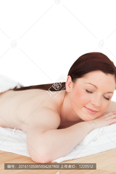 年輕漂亮的紅發(fā)女子在溫泉中心放松