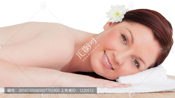 在一個水療中心放松的一個華麗的紅發(fā)女人冒充的肖像