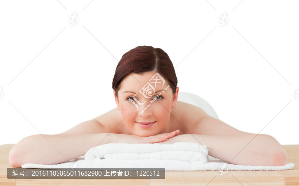 美麗的紅發(fā)女人在溫泉中心放松