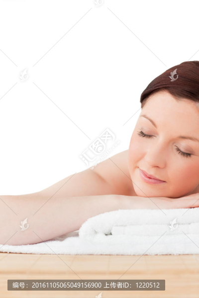 在SPA中心放松的可愛紅發(fā)女人