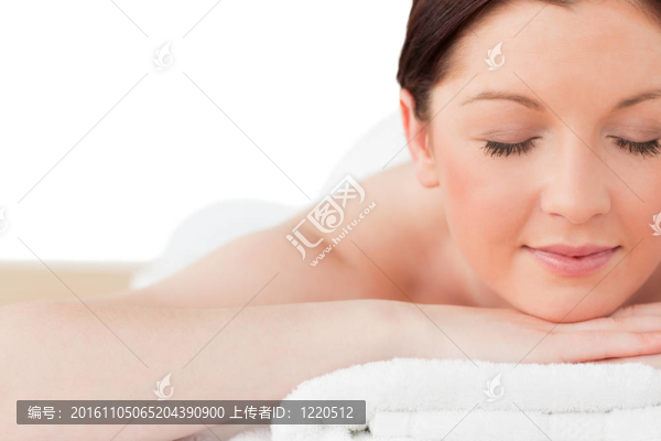 美麗的紅發(fā)女子在溫泉中心放松