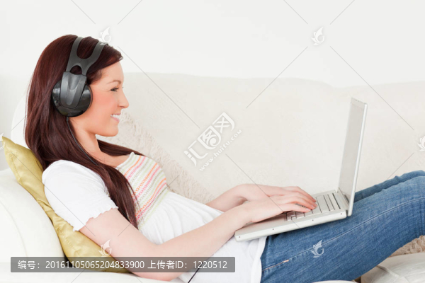 漂亮的紅發(fā)女人用耳機(jī)聽(tīng)音樂(lè)