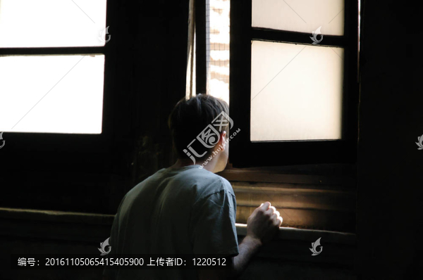男子透過窗戶