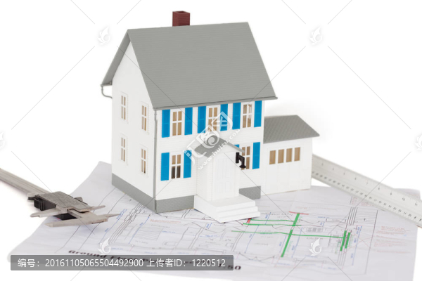 玩具房子模型和卡尺在底層平面圖特寫