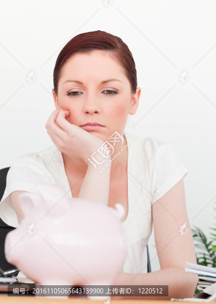 年輕的憂郁的女性思維，坐在辦公室里