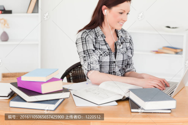 美麗的快樂女孩放松與筆記本電腦