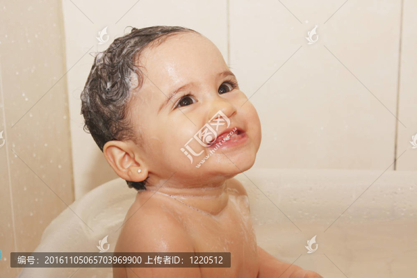 小小的嬰兒沐浴在浴室