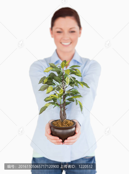 美麗的紅頭發(fā)的女人抱著一個長而站