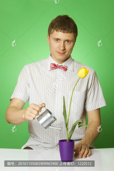 年輕人給花澆水
