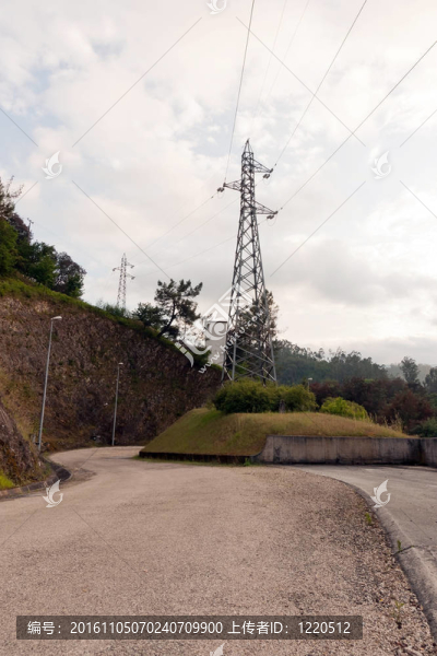 高壓電力塔對(duì)森林的道路