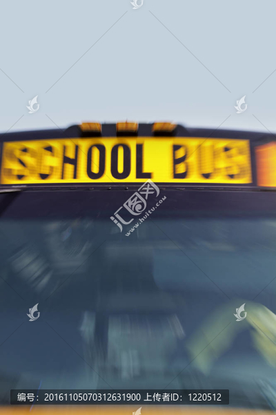運(yùn)動(dòng)中的黃色校車
